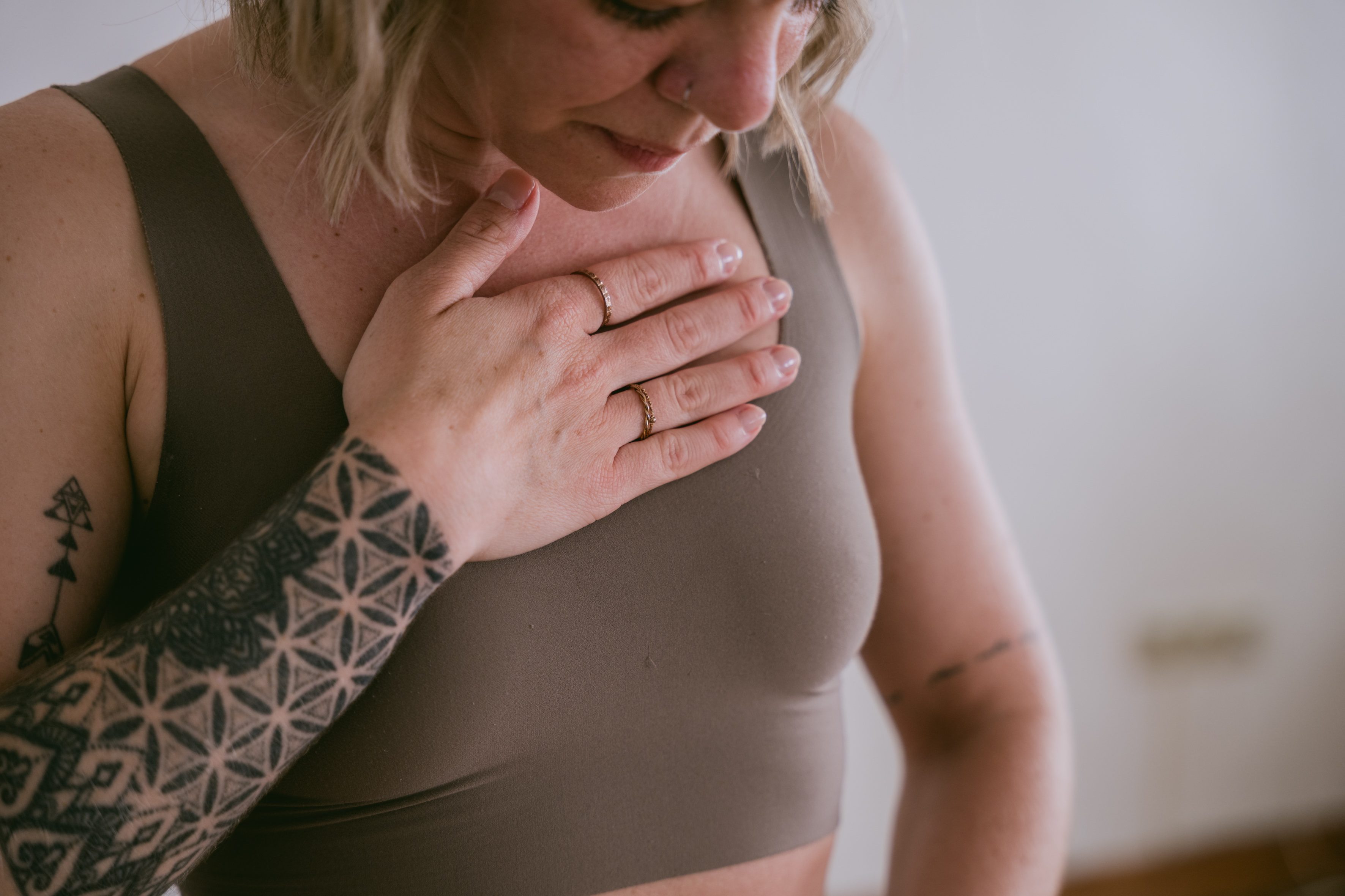Hand am Herzen, Moment der Verbindung